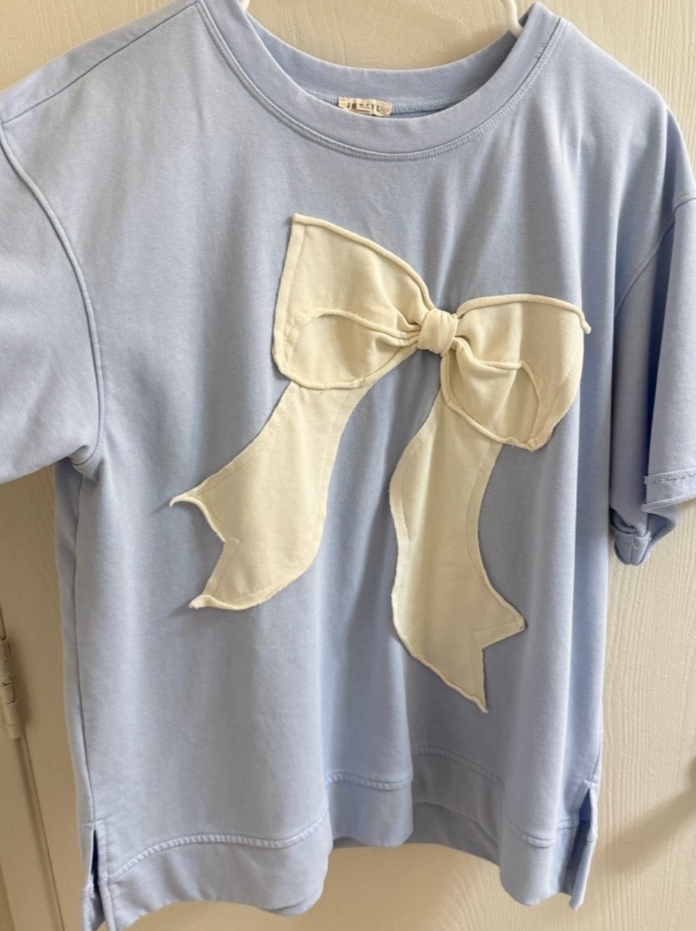 Bow Graphic Short Sleeve Tee in Blue & Cream